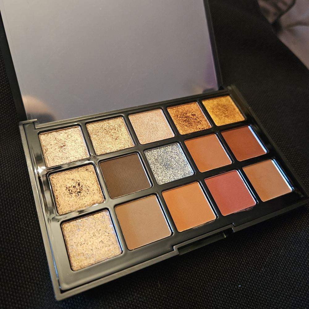 Eyeshadow Palette with Gold and Brown Shades